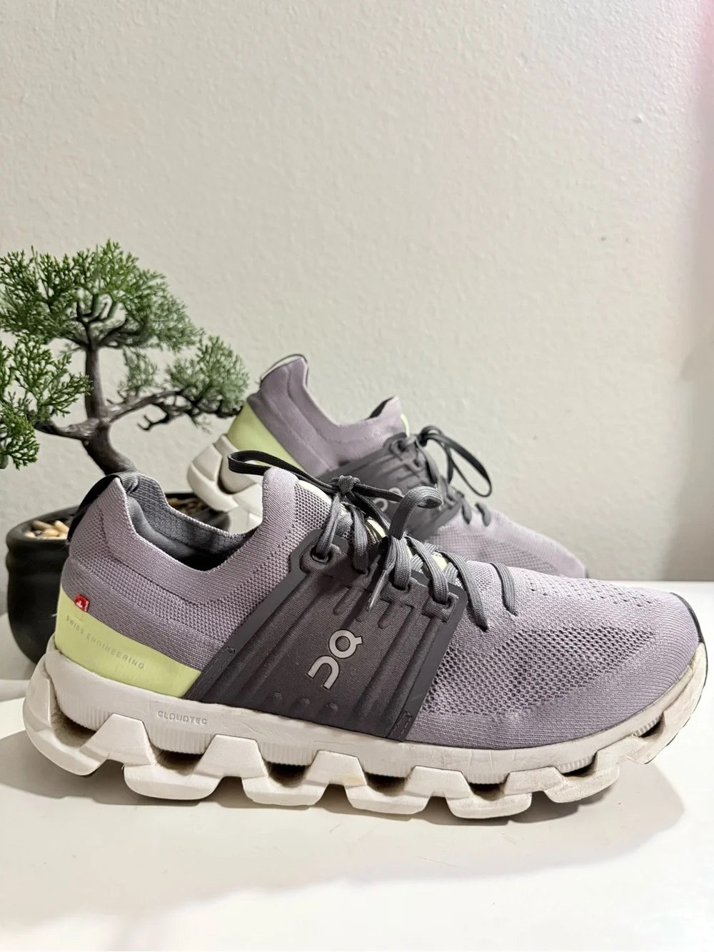 On Running Cloudswift men size 10 - Lavender with Gray